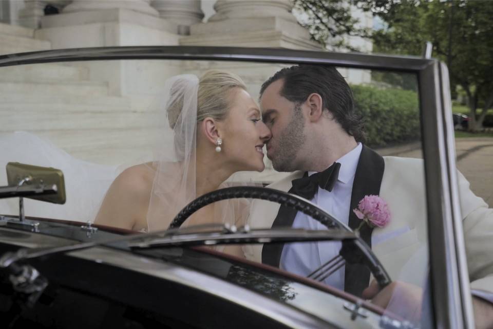 A kiss behind the wheel - Ethan Hoover Wedding Films