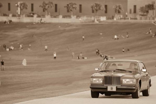 Bride and fathe of bride going up San Felipe del Morro driveway in a Rolls Royce