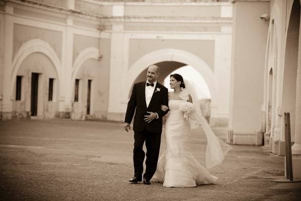 Bride and father going to the ceremony area at El Morro