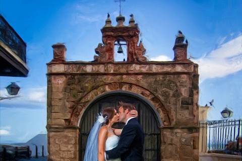 A kiss in front of La capilla del Cristo in Old San Juan. the photographer Orlando Negron won an award for this photo.
