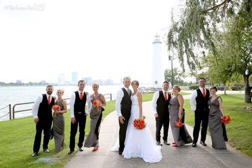 The couple with the bridesmaids and groomsmen