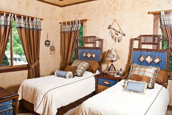 Farm Room two bedroom suite: second bedroom with two twin beds