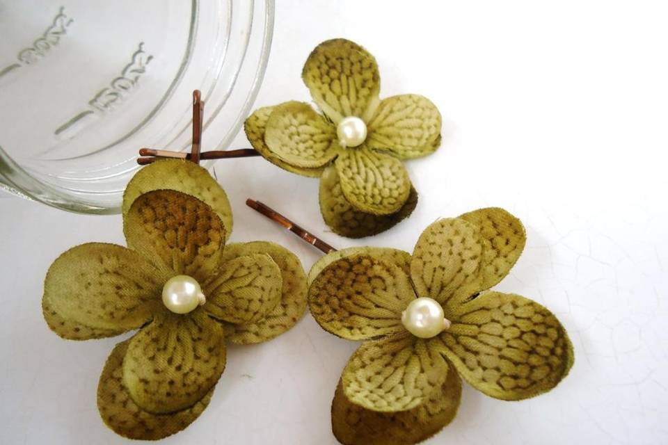 Green Hydrangea Bobby Pins. Choose Blonde, Brown, or Black Bobby Pins. Set of 3.
http://www.etsy.com/listing/113147589/