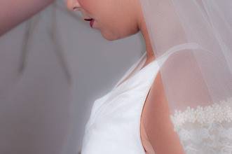 The bride putting on her veil