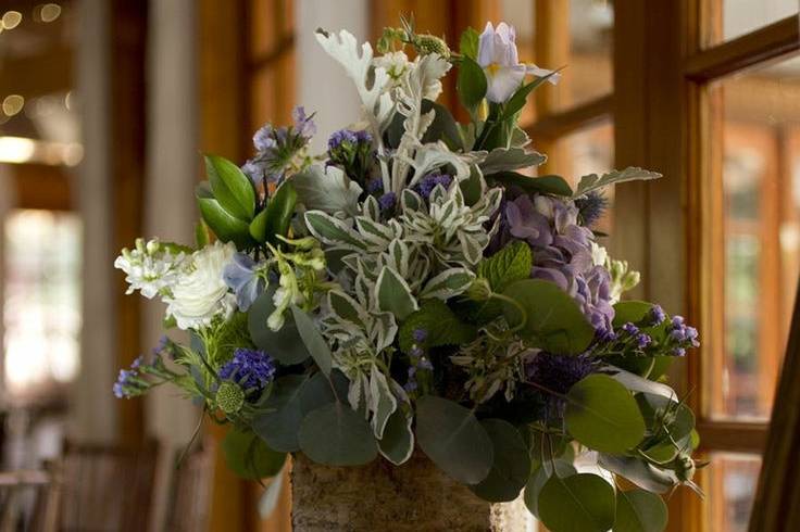 Birch container overflowing with to accent escort cards.