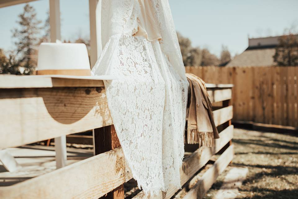 Hanging dress with accessories