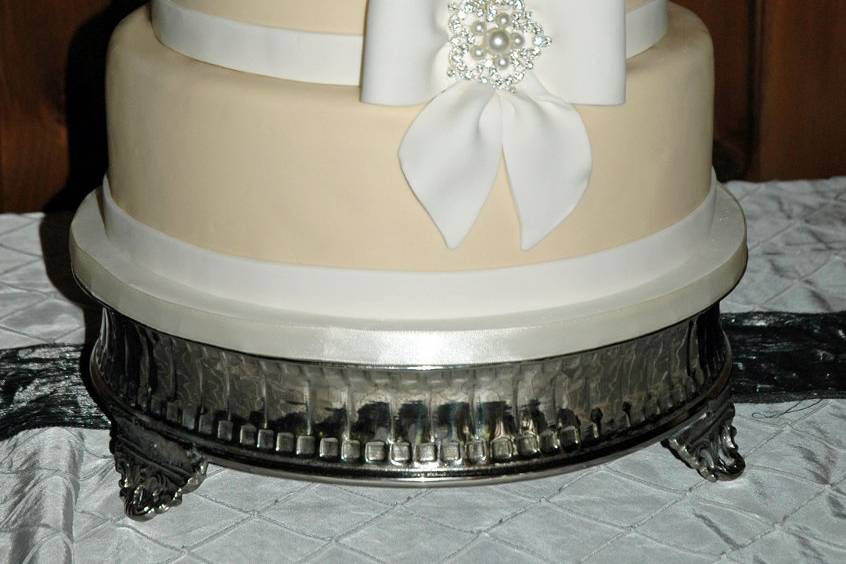 Vintage elegance.  Applique and a bow set the stage, and this cake radiates romance.