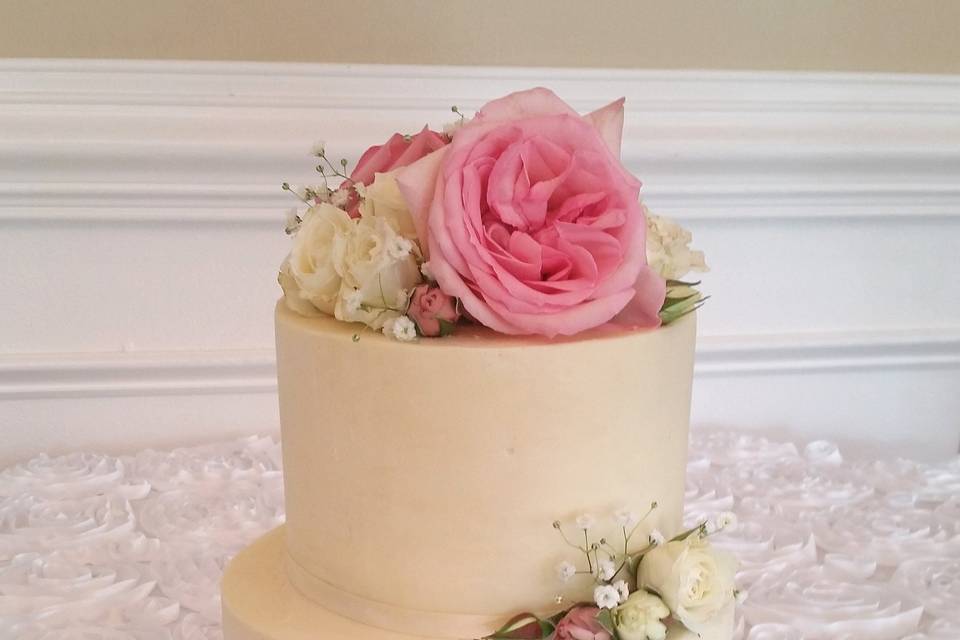 Smooth buttercream cake with blossoms