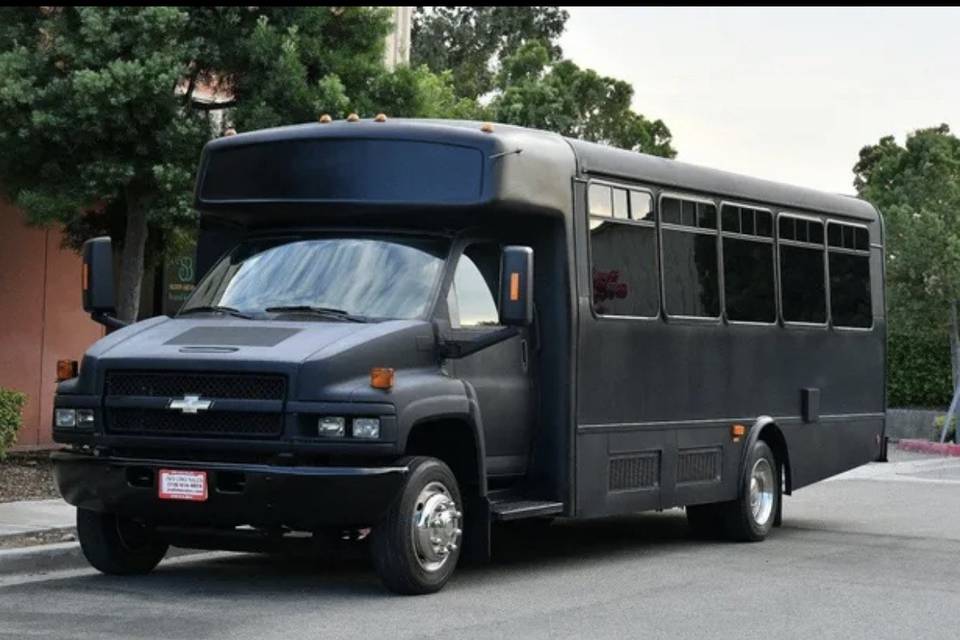 Black xl limo bus
