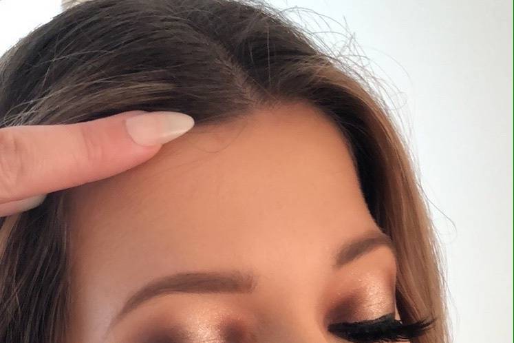 Neutral makeup with metallic eyeshadow