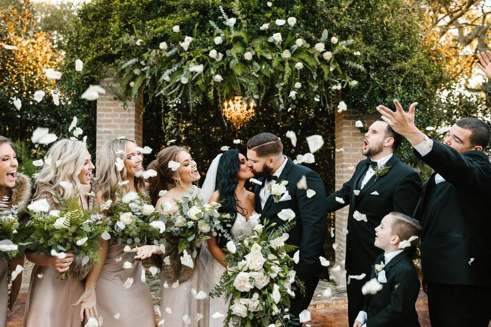 Confetti kiss - Rachel Lynn Photography