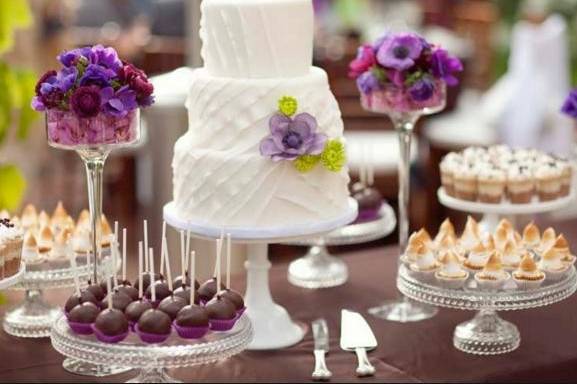 Custom wedding cakes and delicious desserts