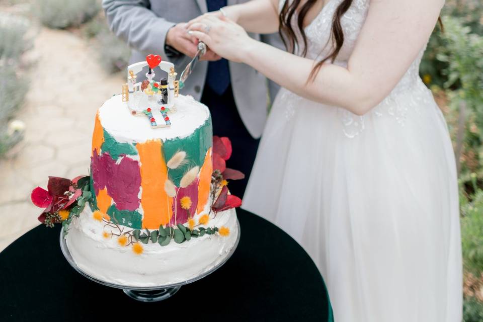 Backyard wedding cake cutting