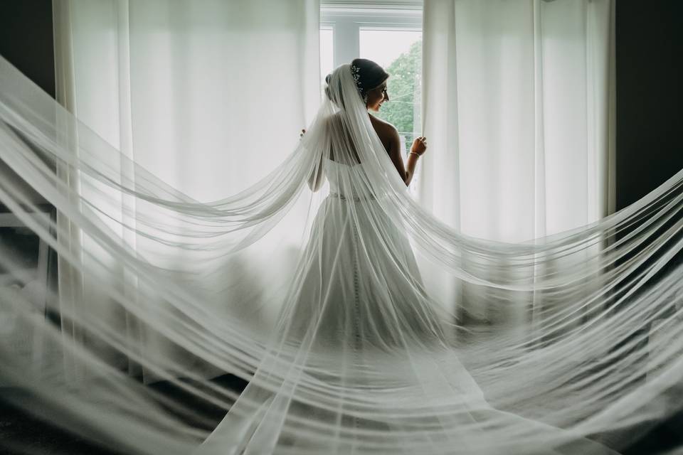 Flowing veil wedding