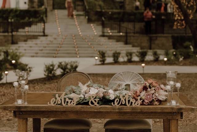 M&R Sweetheart Table