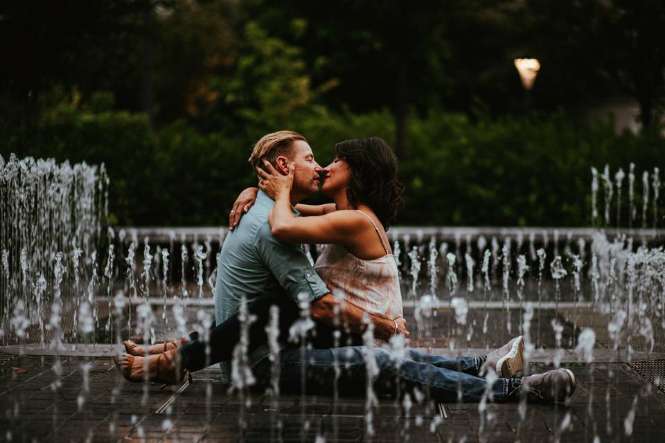 Couple kissing - Derek Coffman Photography