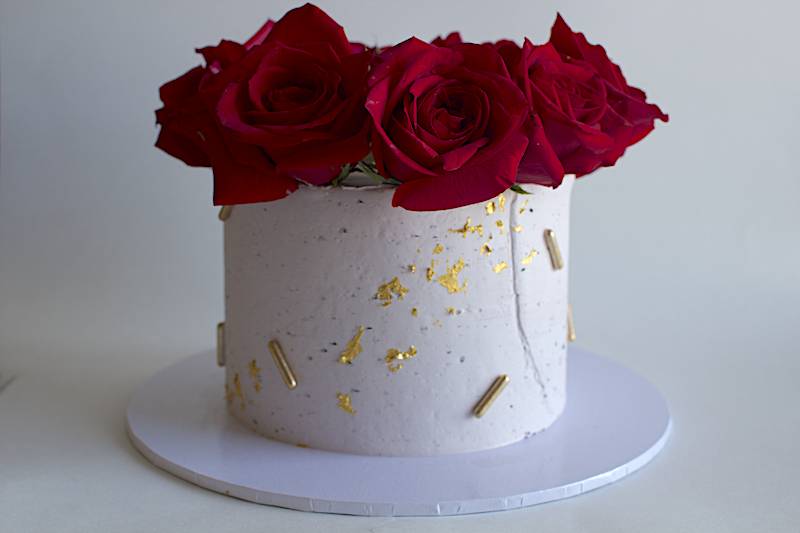 Birthday cake red roses gold