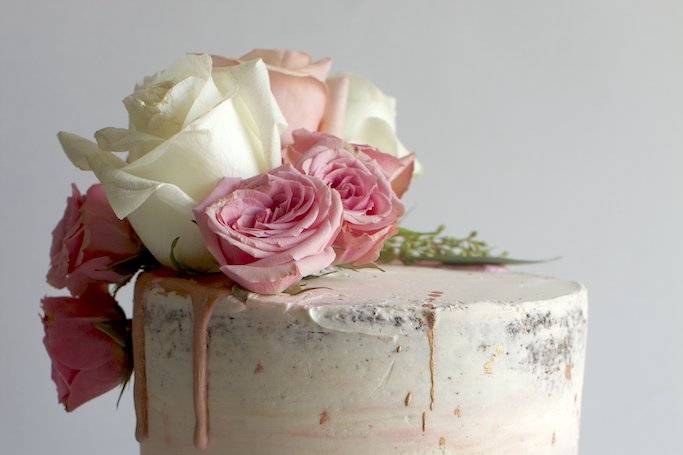 Roses semi-naked chocolate cake