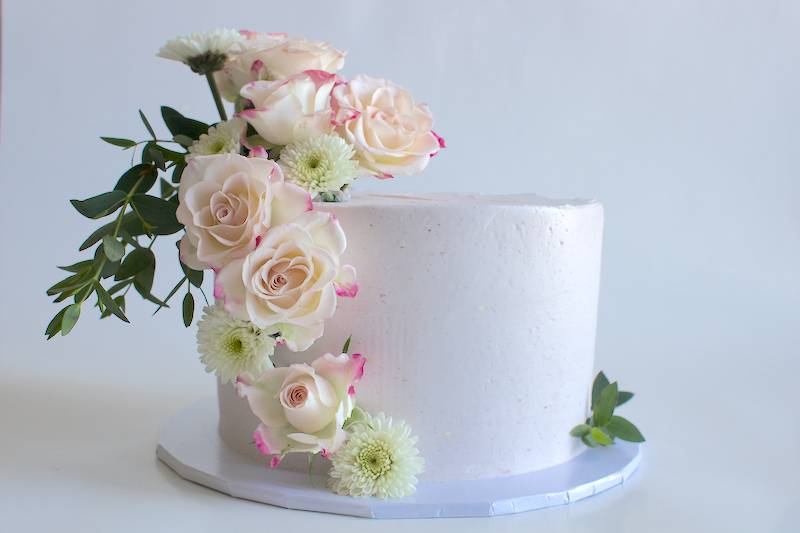 Spray roses on a white cake