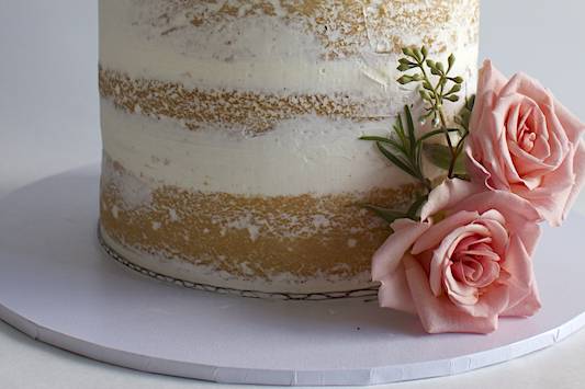 Semi-naked wedding cake & Roses