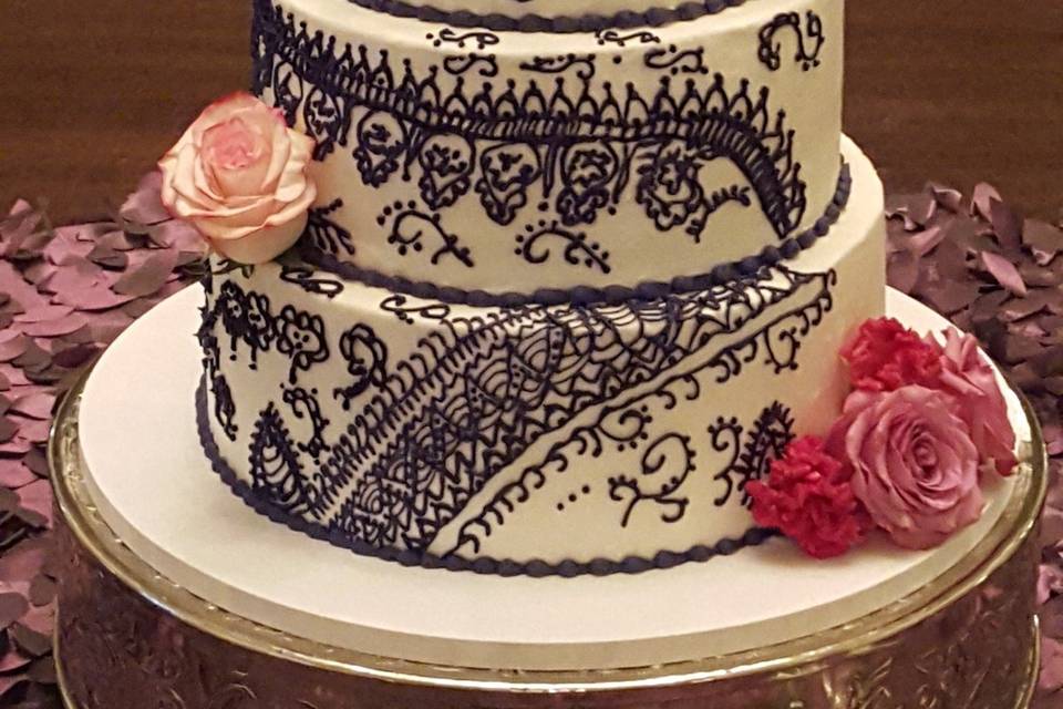 Cake with swirly design