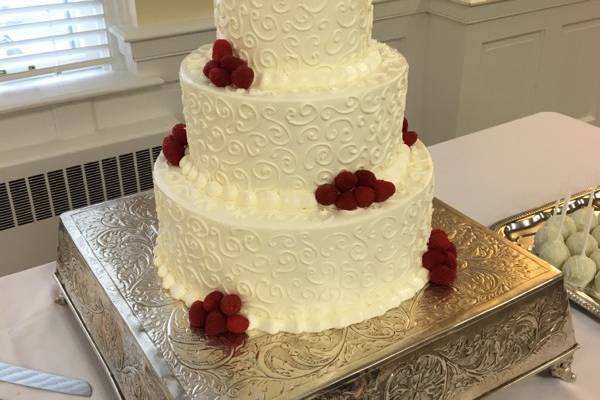 Piped buttercream with berries