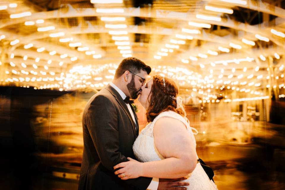 Carousel kiss