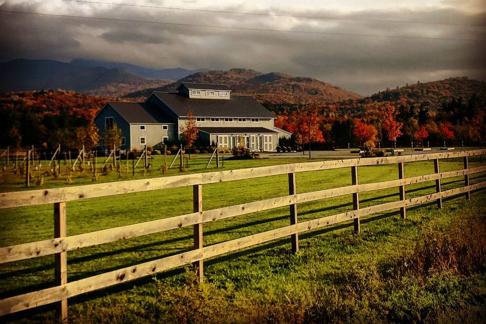 Barn, Mountains