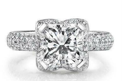 Diamond Exchange Dallas has a large selection of round diamond engagement rings in Dallas, TX.