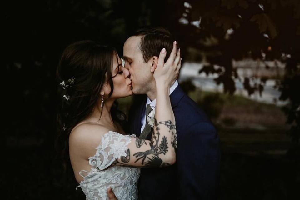 Romantic kiss | Hurstsandco Photography