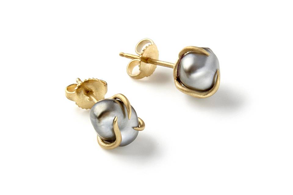 These stunning studs from Monique Péan are set by in recycled 18 karat yellow gold holding a sustainable grey Tahitian pearl with gold prongs. These earrings measure 7/16