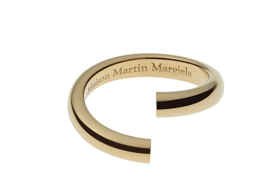 Sleek and perfect for everyday. The Alliance Split Ring from Maison Margiela is crafted from 18 karat yellow gold and looks stunning on its own or stacked with an engagement ring. Band measures 3.5mm wide.
The Maison Margiela 'Heritage' Collection, a collection of jewels which defy the norm, give classic tokens of love a new twist. The splits in the rings and cuffs rewrite the chapters that take place between an initial hello, the waiting and the first signs of love. They celebrate the moments suspended in time between a first meeting and marriage, unsoldered and free.