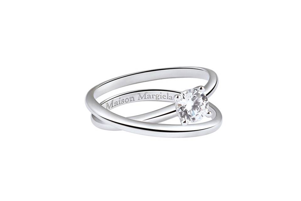 This stunning ring from Maison Margiela has a beautiful round brilliant diamond that has a carat weight of 0.5 carats, GIA G VS2. It is prong set and sits on an 18 karat twisted white gold band. The band measures 2.2mm wide and the ring is a size 6.5.