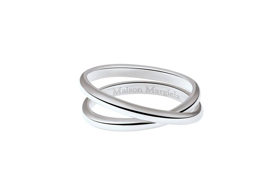 Simply stunning! The Thin Anamorphose Twisted Ring from Maison Margiela is crafted from 18 karat white gold and looks great on its own or stacked with an engagement ring. Ring measures 2.2mm thick.