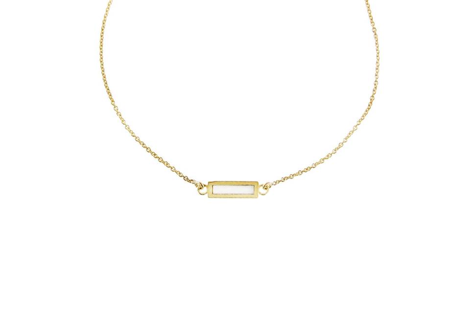 This bar bracelet from designer Jennifer Meyer is the perfect pop of color! A short bar of 18 karat yellow gold with a thin mother of pearl center center. The rectangle measures 3/8