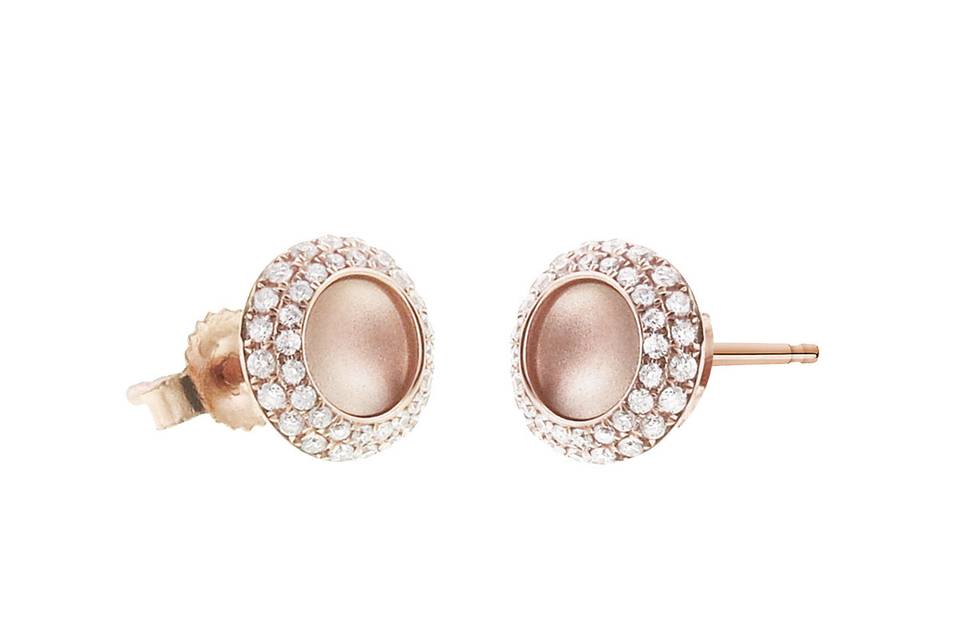 Add a little sparkle to your day with these gorgeous staple studs from Melissa Kaye. Set in 18 karat rose gold these round studs are detailed in sparkling white diamonds on the outside and and a high polish finish on the inside. The diamonds total .30 carats. These earrings measure 