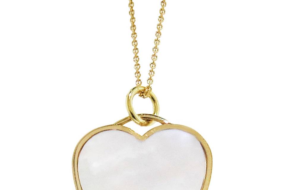 We <3 new Jennifer Meyer! This new mother of pearl heart necklace is a must-have staple for your everyday jewelry! Measuring 