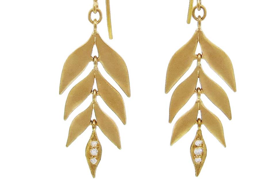 These stunning falling leaf earrings from Cathy Waterman create lovely movement that illuminate the face. Each individual leaf is high polished with the bottom leaf accented in three white diamonds. Altogether the individual leaves form a large falling leaf.
Handcrafted in 22-karat gold.
Detailed with diamonds.
Measures 2