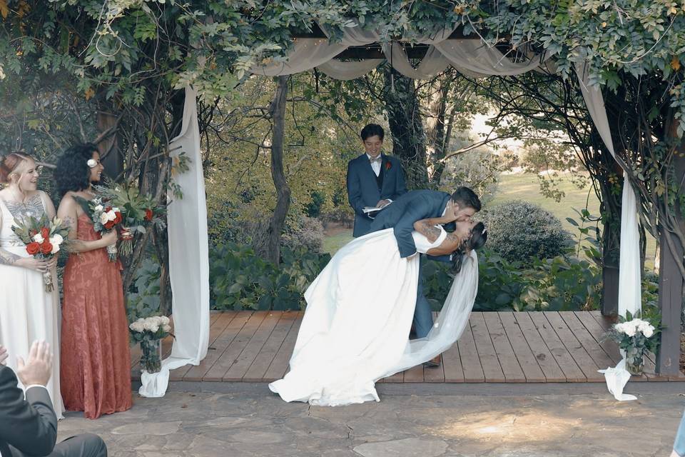 Ceremony kiss