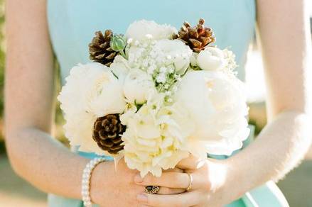 Love the color combination for this winter wonderland wedding!