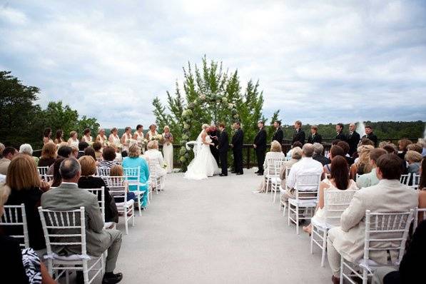 Beautiful outdoor ceremony at North River Yacht Club, photography by Alisa Lynn