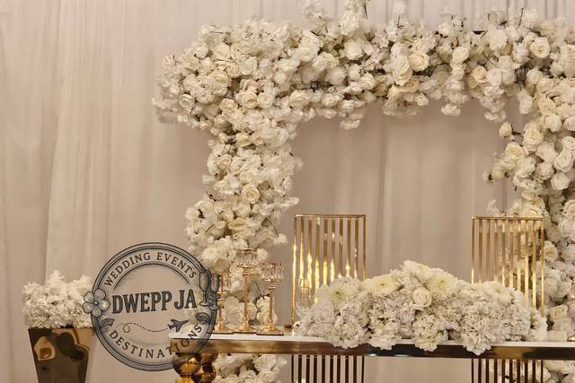 Gold Statement decor