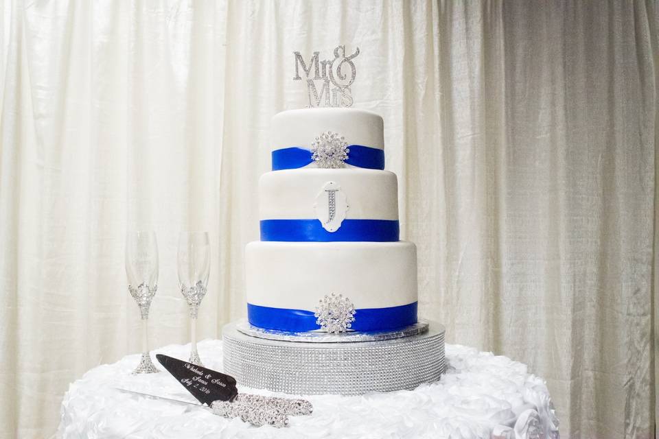 Royal blue and white lemon cake