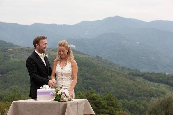 Cutting your wedding cake with the Tuscan countryside as a backdrop is breathtaking.