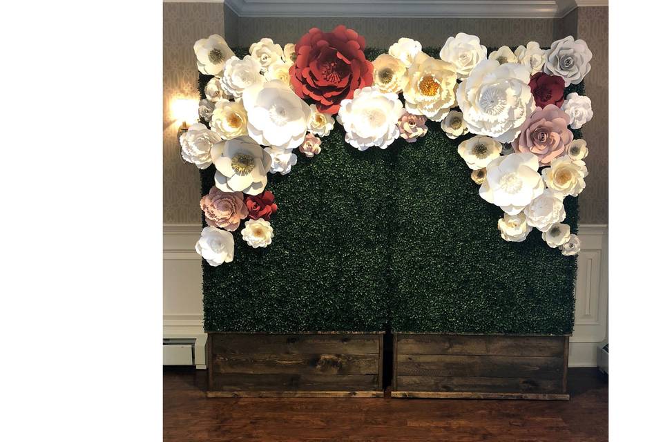 Hedge wall with paper flowers