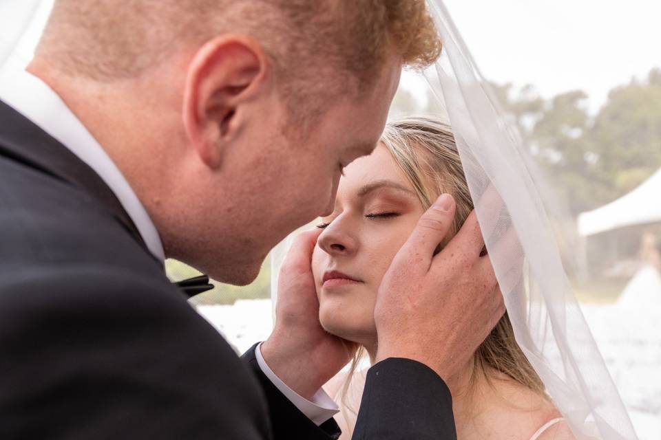 A kiss to seal the vows