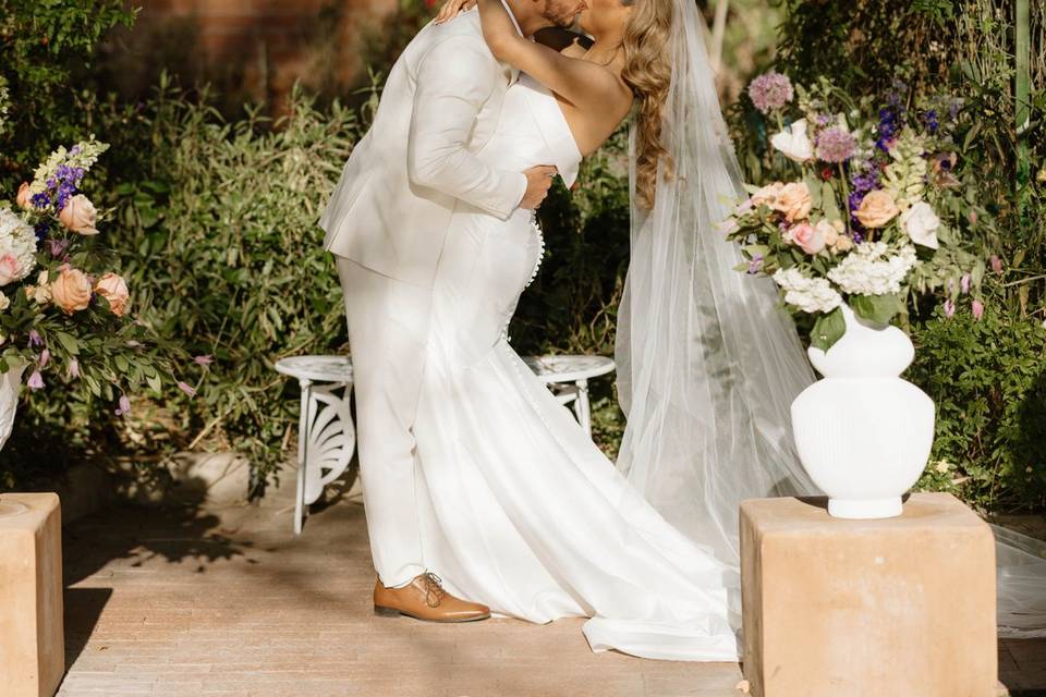 First kiss as a married couple