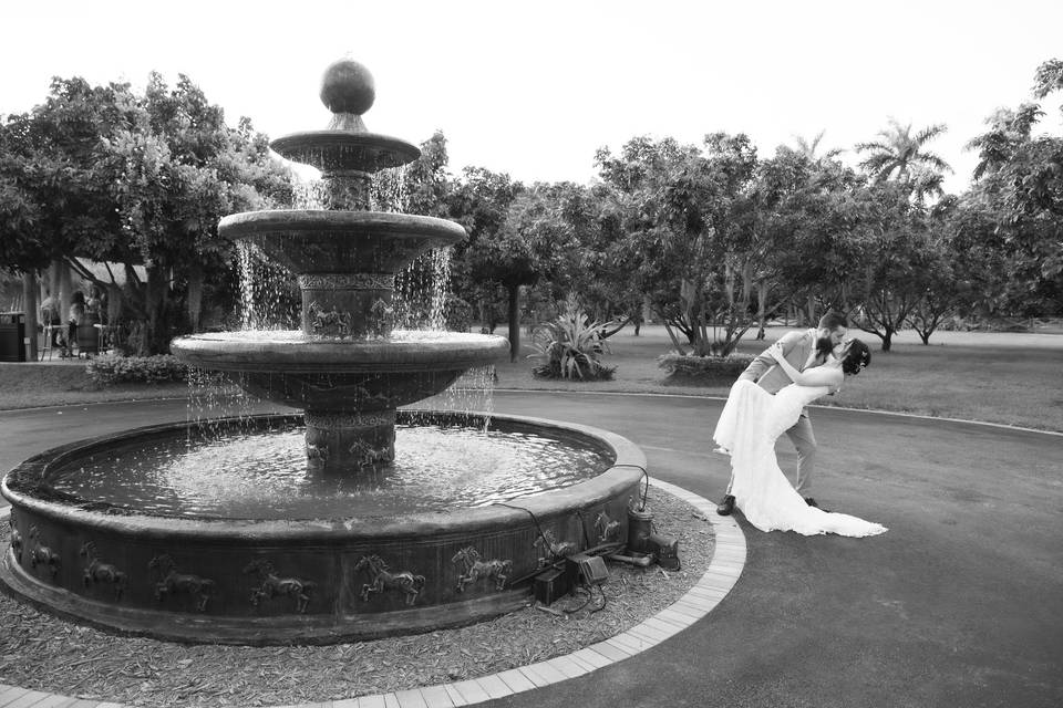 Kiss by the fountain