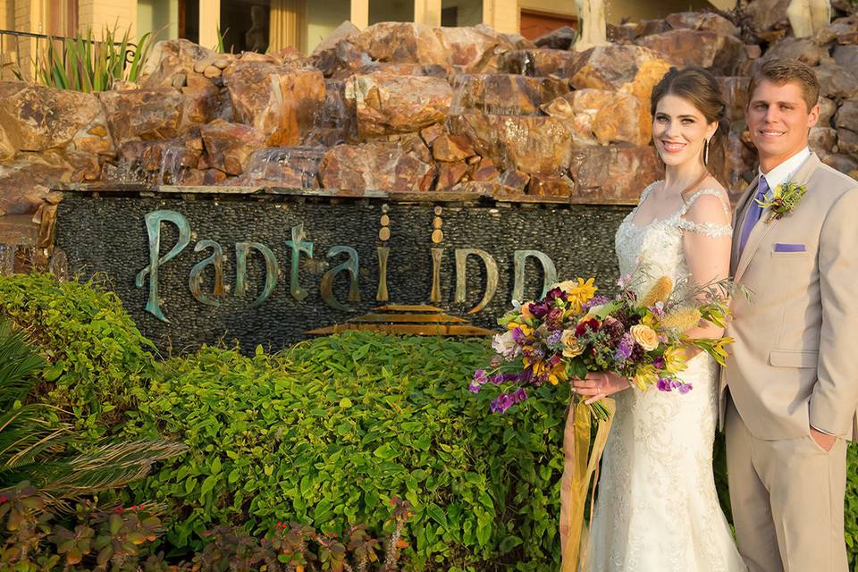 Newlyweds photo by the Pantal Inn sign