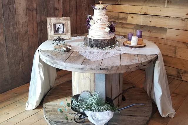 Wedding cake table